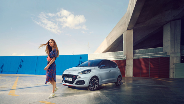 Žena před zcela novým Hyundai i10 N Line.